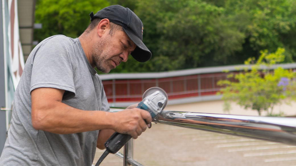 Corrimão de aço inox em escada elegante
